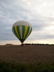 Ballon über einem Feld Ballon über einem Feld